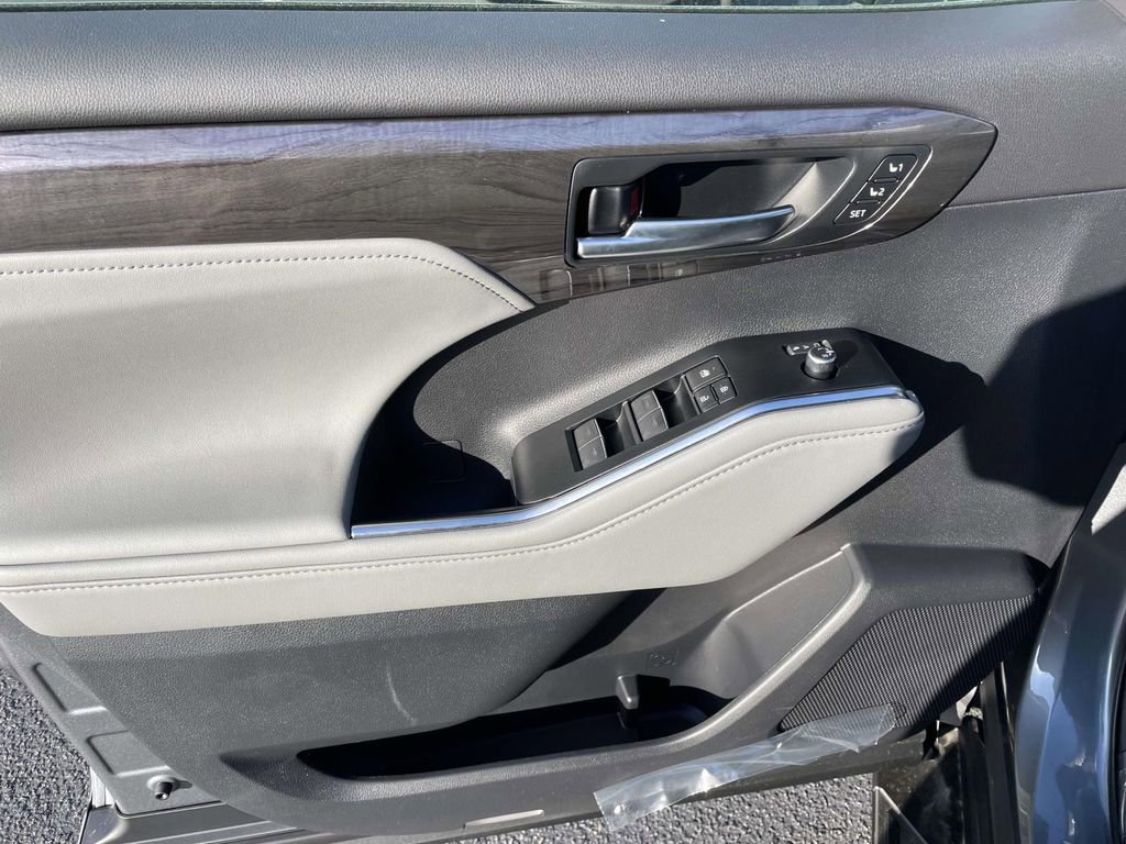 New 2026 Toyota Highlander Limited image 26