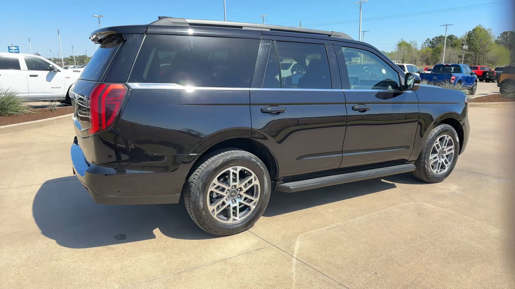 Used 2025 Ford Expedition Active AWD/4WD image 8