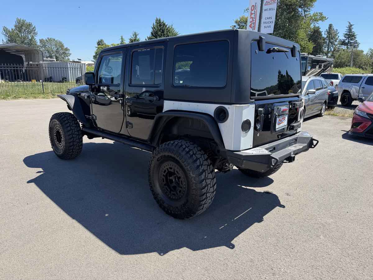 Used 2017 Jeep Wrangler Unlimited Rubicon w/ Cold Weather Group AWD/4WD image 6