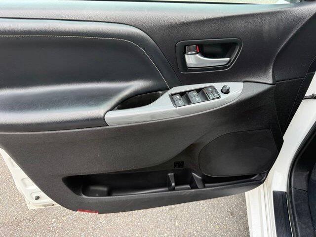 Used 2017 Toyota Sienna SE Premium FWD image 17