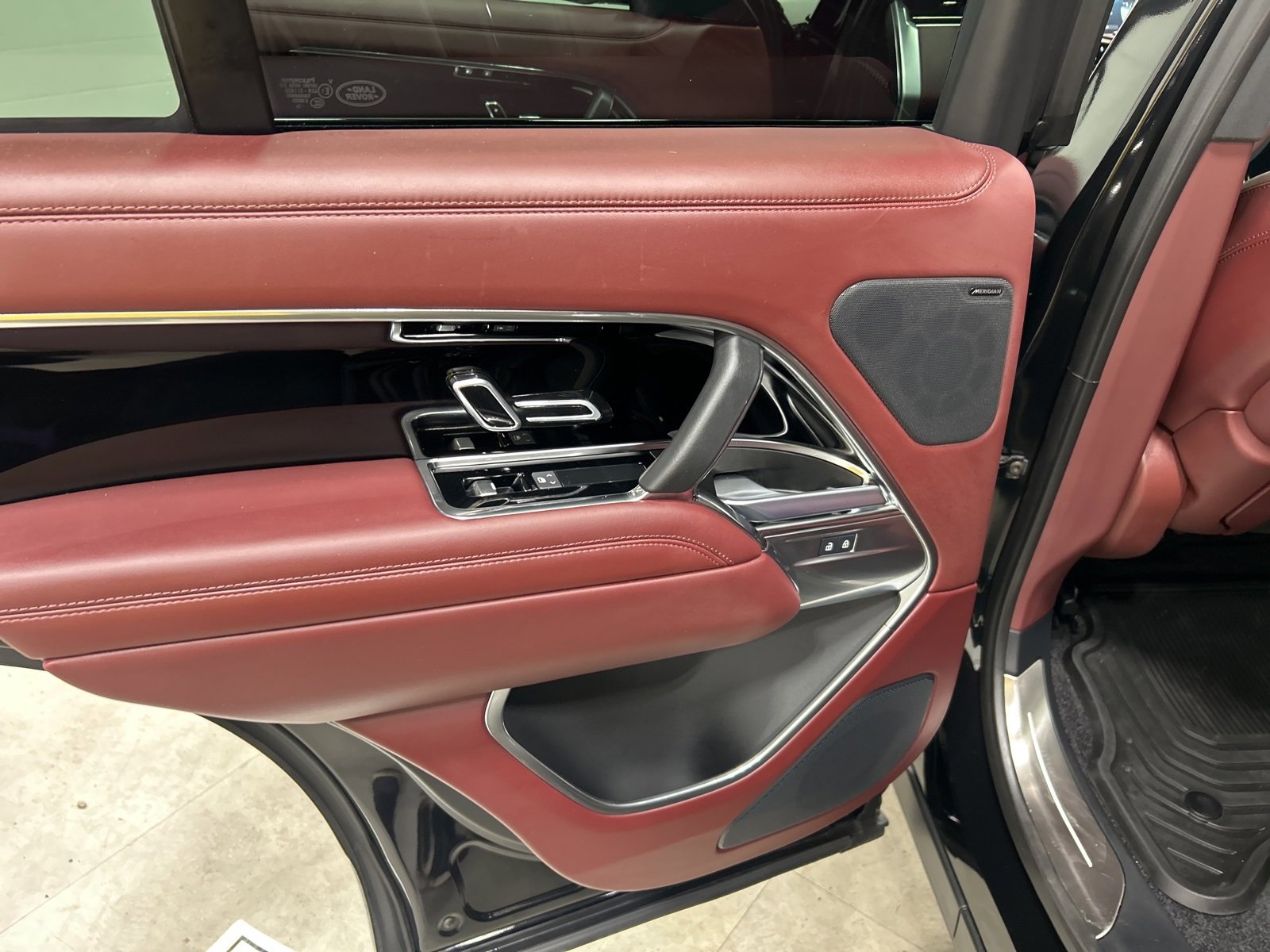 Used 2025 Land Rover Range Rover SE image 14