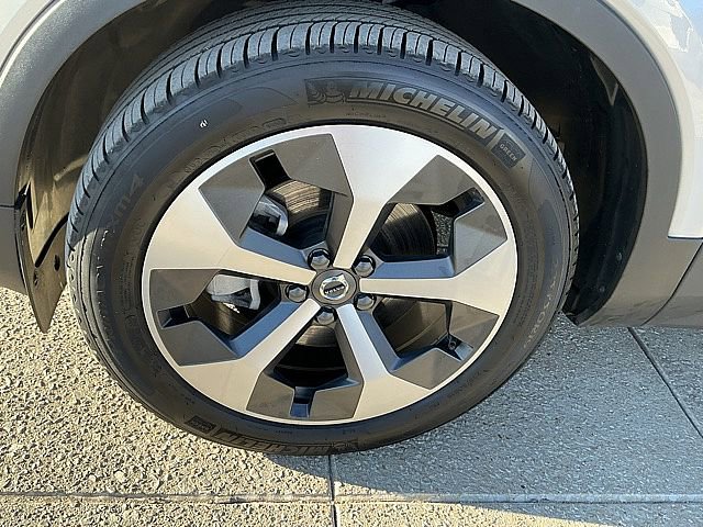 Certified 2025 Volvo XC40 B5 Plus image 13