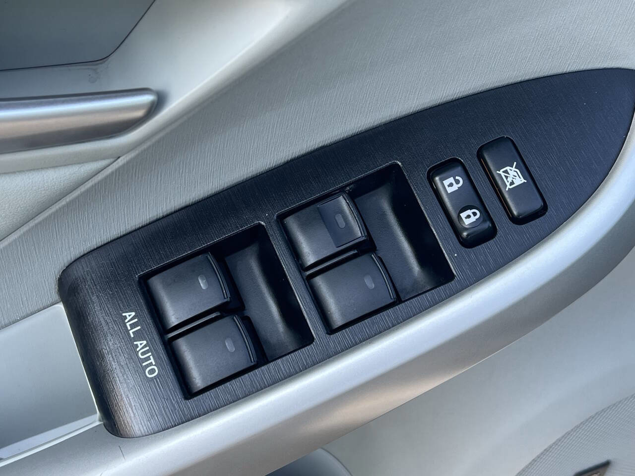 Used 2015 Toyota Prius Four w/ Deluxe Solar Roof Package image 18