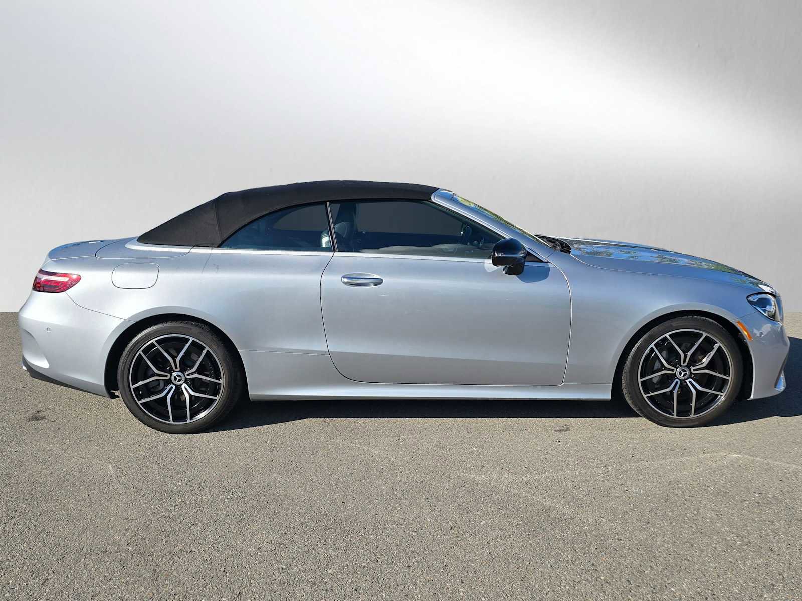 Used 2023 Mercedes-Benz E 450 Cabriolet image 2