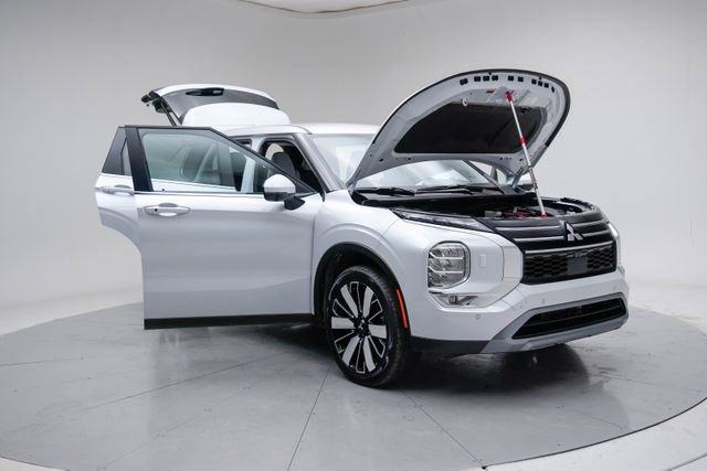 Used 2025 Mitsubishi Outlander SE image 16