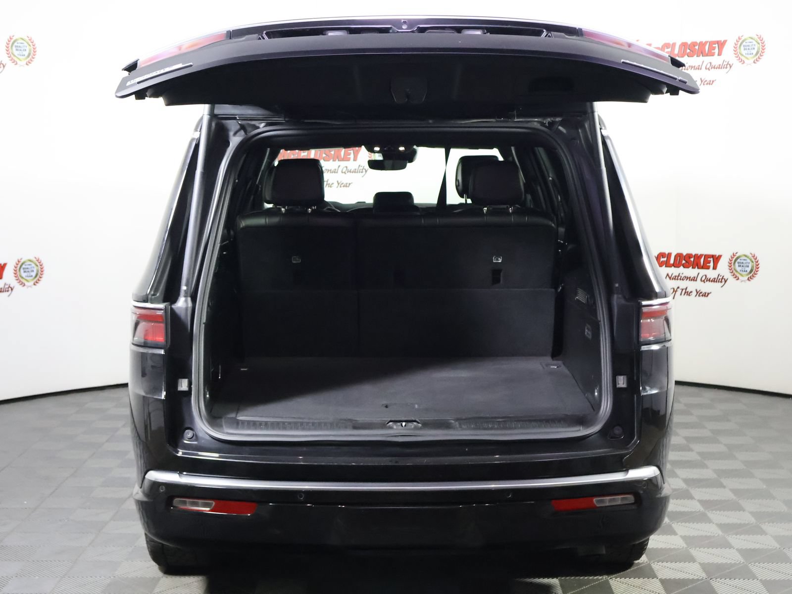 Used 2023 Jeep Wagoneer L Series II AWD/4WD image 8