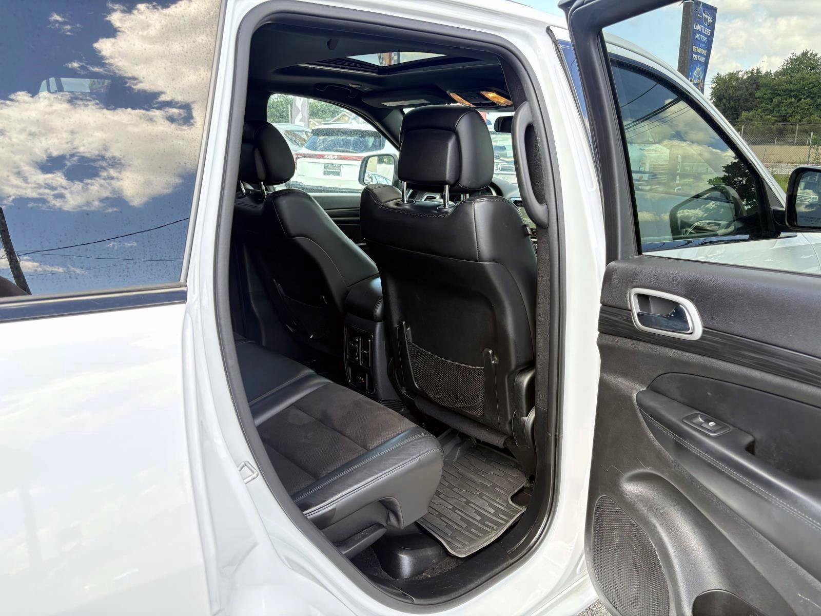 Used 2021 Jeep Grand Cherokee Laredo X AWD/4WD image 24