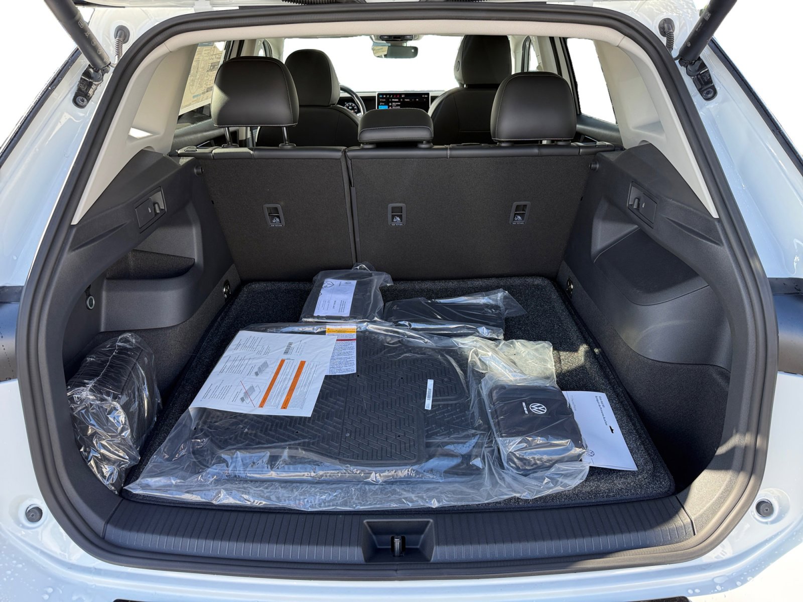 New 2026 Volkswagen Tiguan SE AWD/4WD image 17