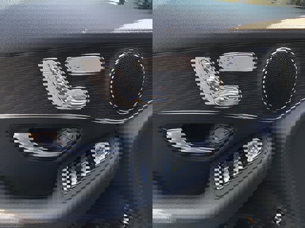 Used 2022 Mercedes-Benz GLC 300 4MATIC w/ Premium Package Lite image 12