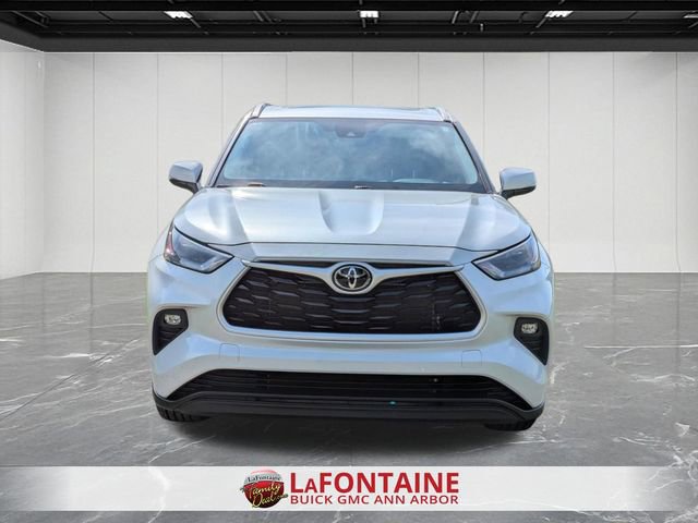 Used 2022 Toyota Highlander XLE AWD/4WD image 8