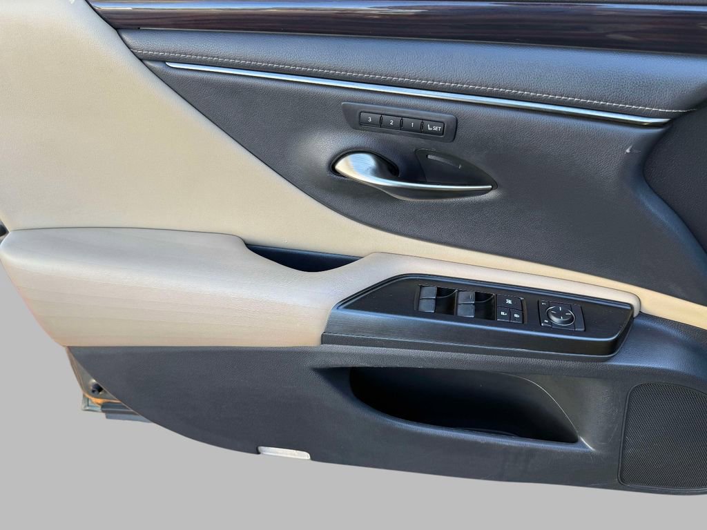 Used 2019 Lexus ES 350 350 Luxury w/ Accessory Package image 20