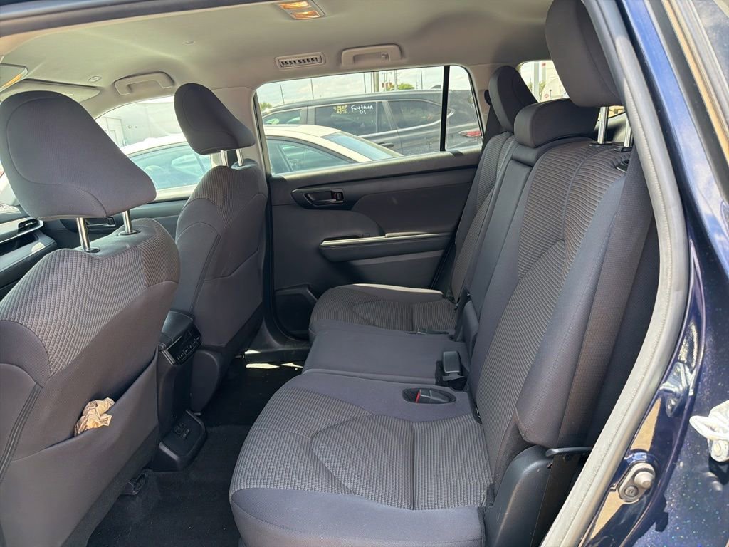 Used 2025 Toyota Highlander LE FWD image 3