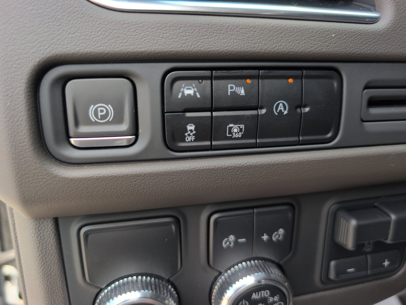 Used 2023 GMC Yukon XL SLT w/ SLT Luxury Package image 24