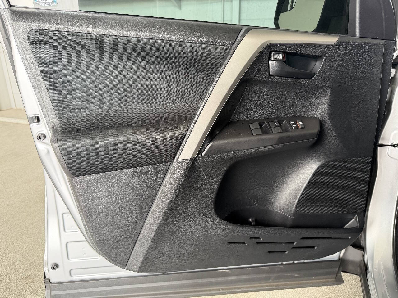 Used 2017 Toyota RAV4 LE w/ Carpet Mat Package AWD/4WD image 13