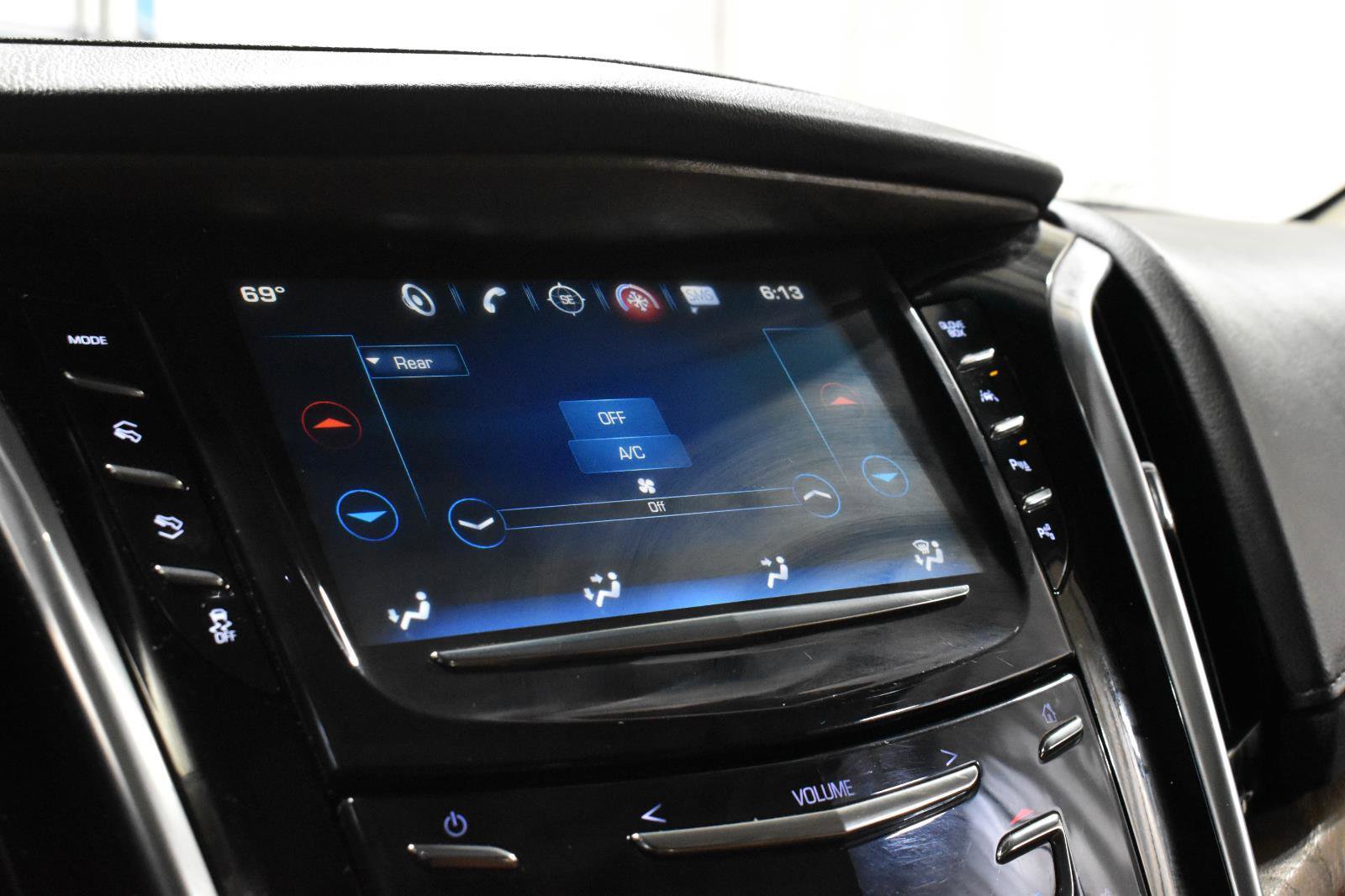 Used 2019 Cadillac Escalade ESV Premium Luxury AWD/4WD image 19