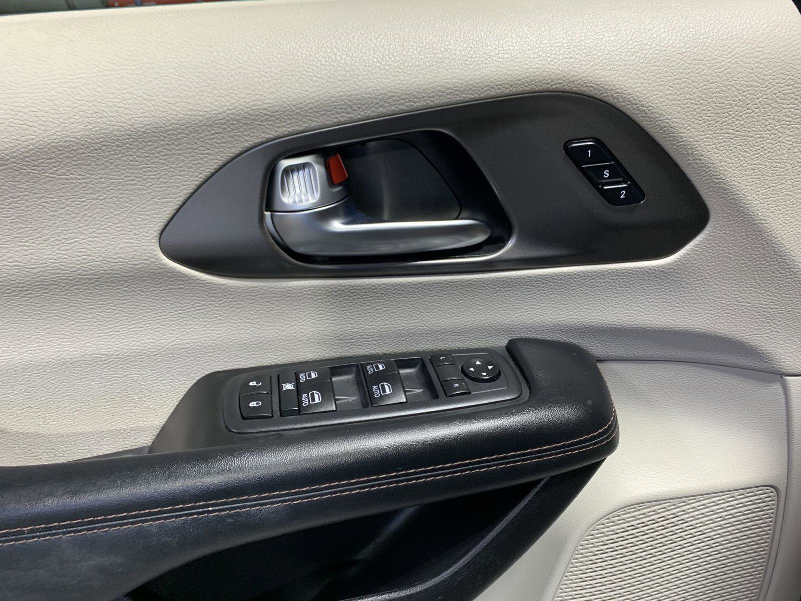 Used 2020 Chrysler Pacifica Touring-L Plus image 11