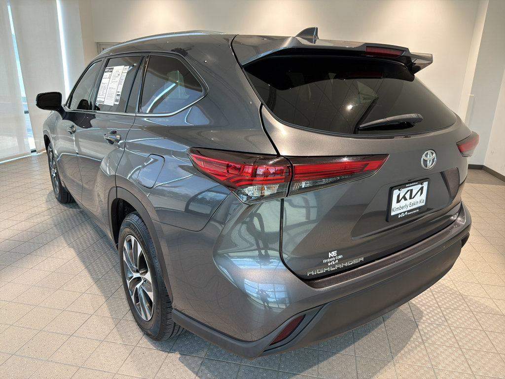 Used 2020 Toyota Highlander XLE image 3