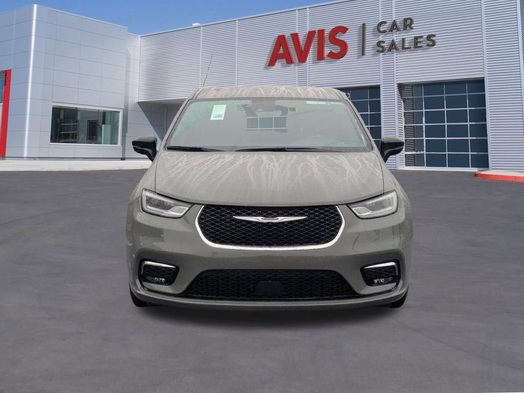 Used 2025 Chrysler Pacifica Select image 2