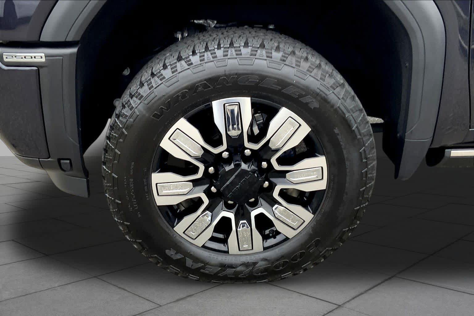 Used 2024 GMC Sierra 2500 Denali w/ Denali Reserve Package AWD/4WD image 10