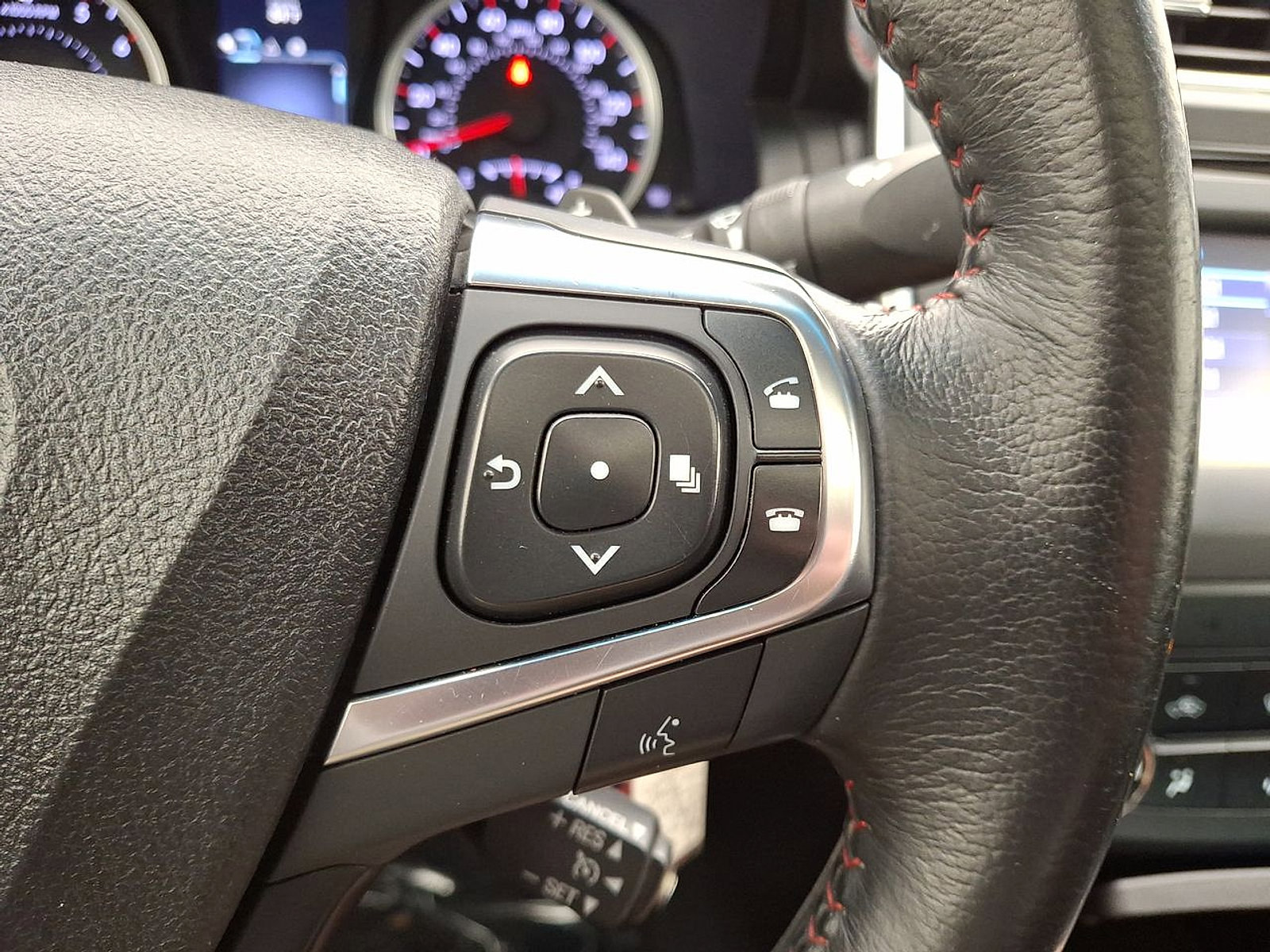 Used 2017 Toyota Camry SE w/ Moonroof Package image 18