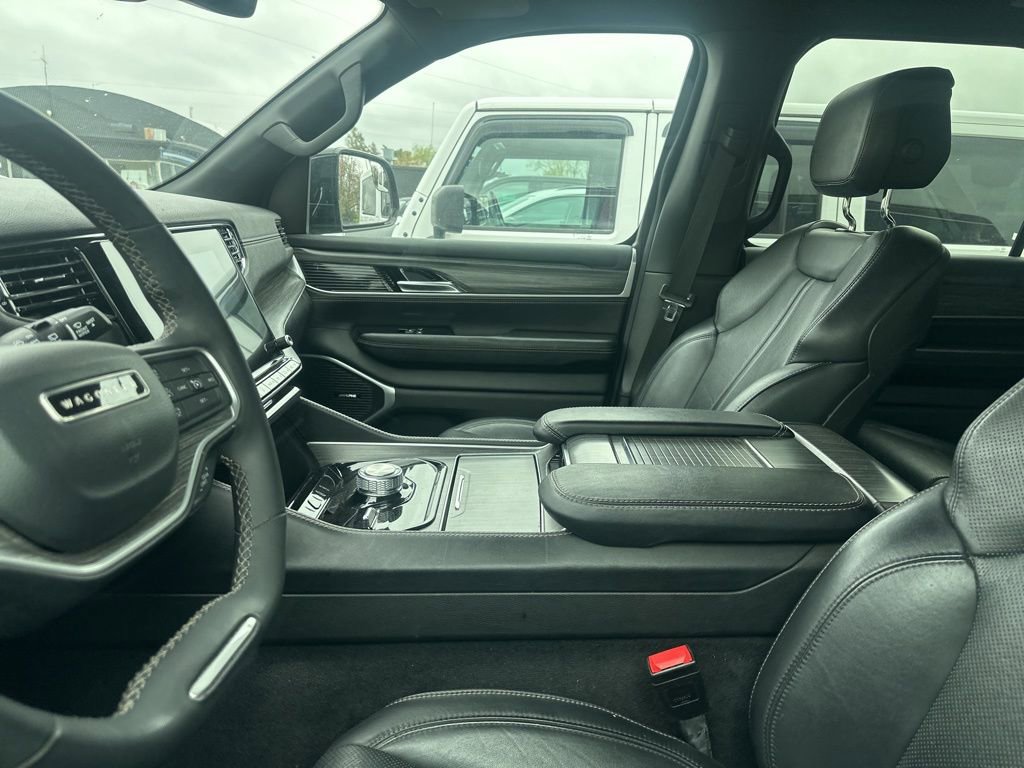 Used 2023 Jeep Wagoneer L Series II AWD/4WD image 5