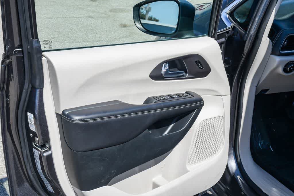 Used 2023 Chrysler Pacifica Touring-L FWD image 26