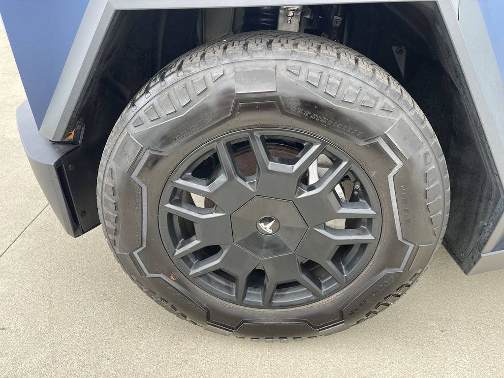 Used 2024 Tesla Cybertruck AWD Crew Cab image 2