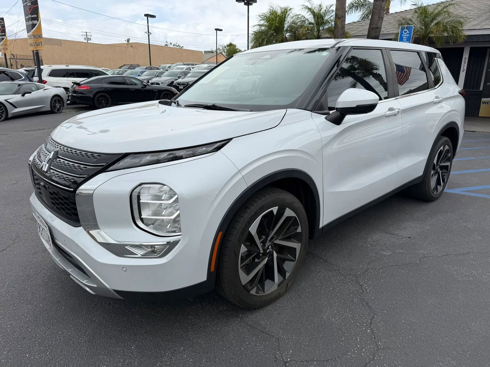 Used 2023 Mitsubishi Outlander ES image 3