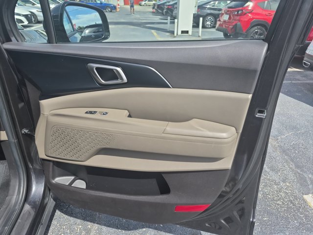 Used 2025 Kia Carnival FWD image 31