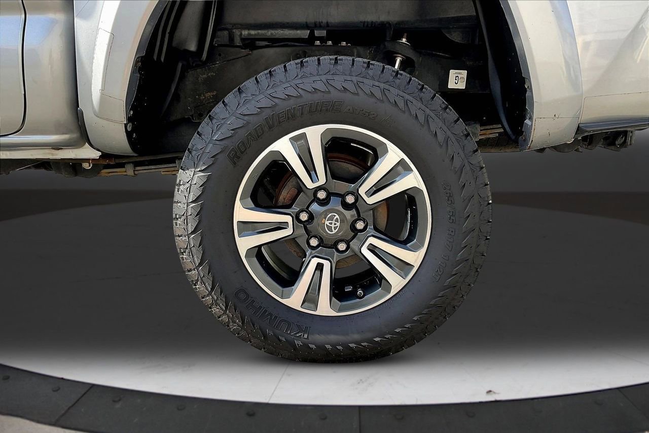Used 2018 Toyota Tacoma SR5 AWD/4WD image 34