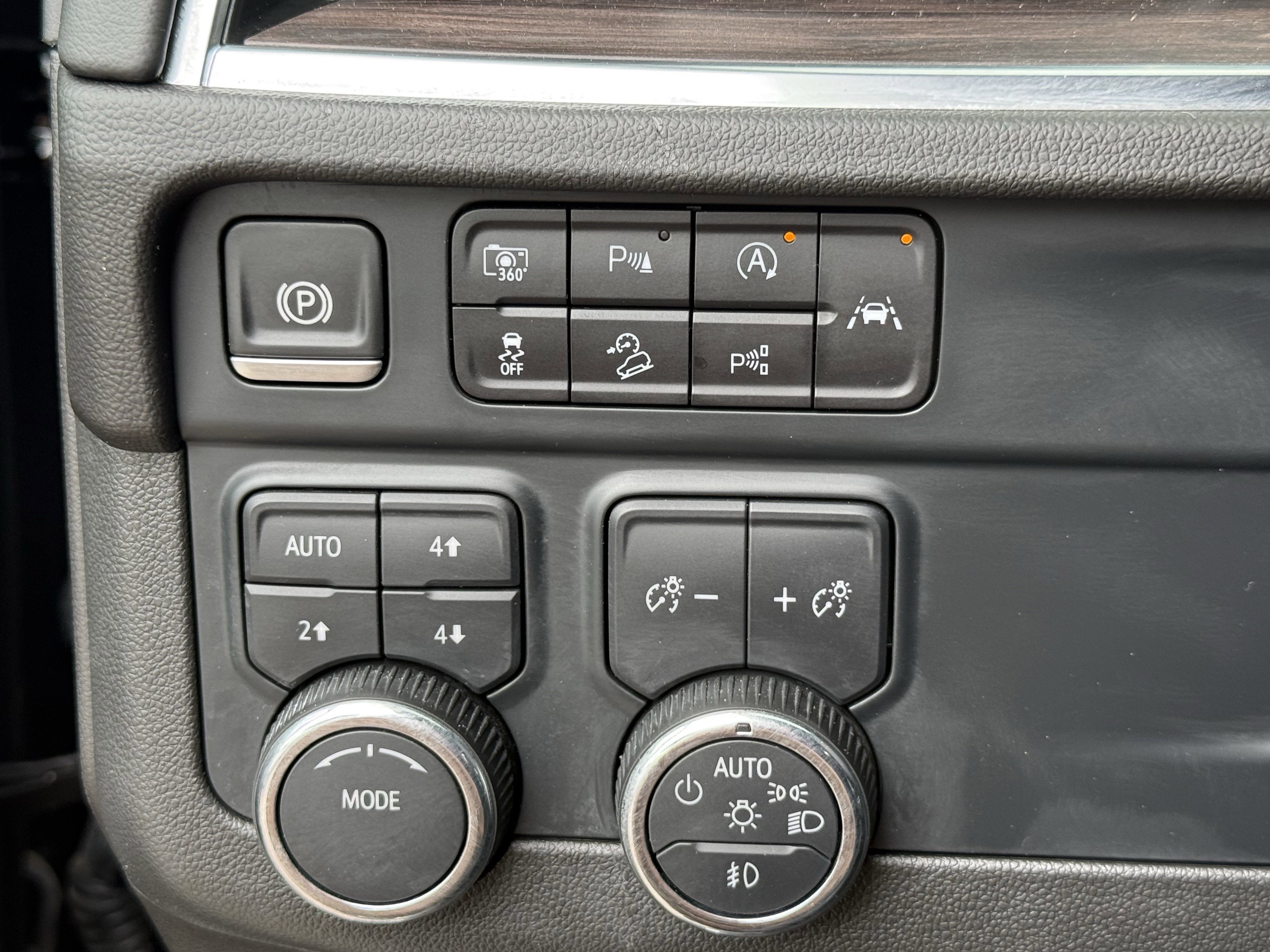 Used 2025 Chevrolet Suburban Z71 image 25