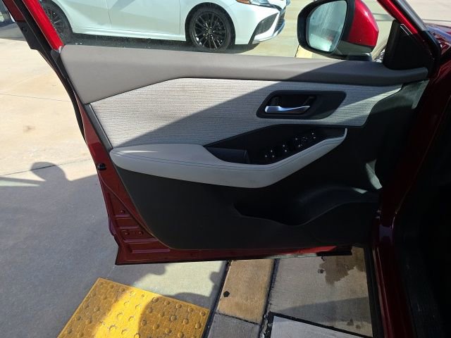 Used 2023 Nissan Rogue SV image 11