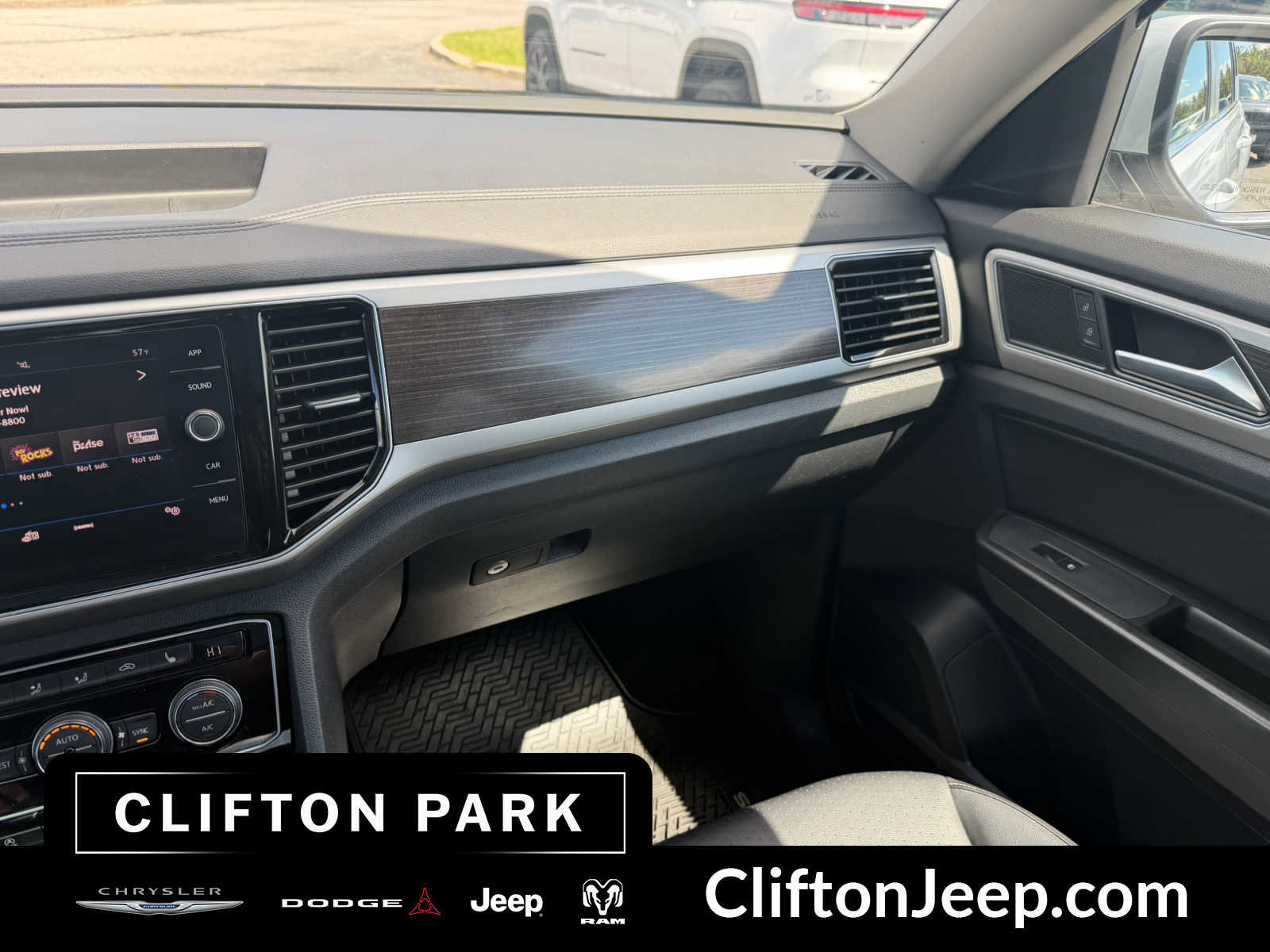 Used 2018 Volkswagen Atlas SEL AWD/4WD image 30