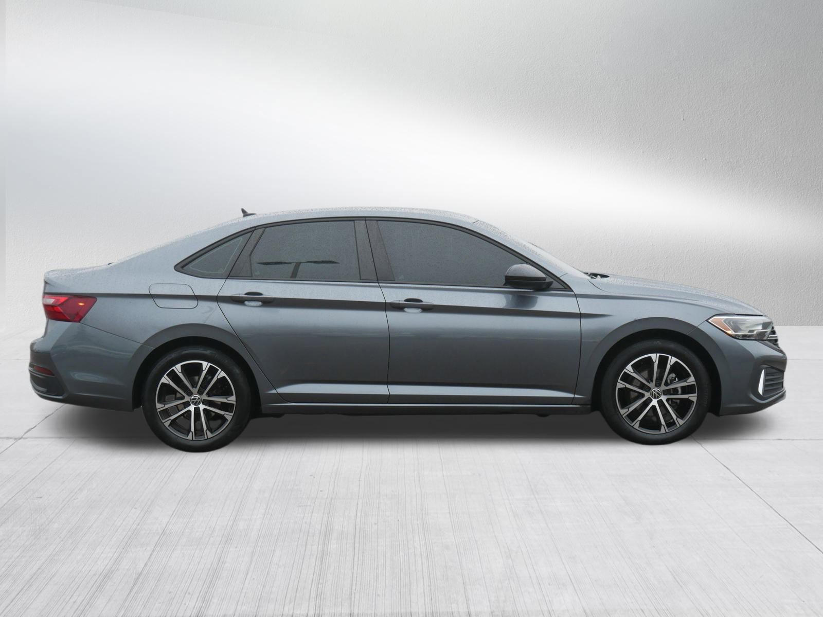 Used 2022 Volkswagen Jetta Sport image 4
