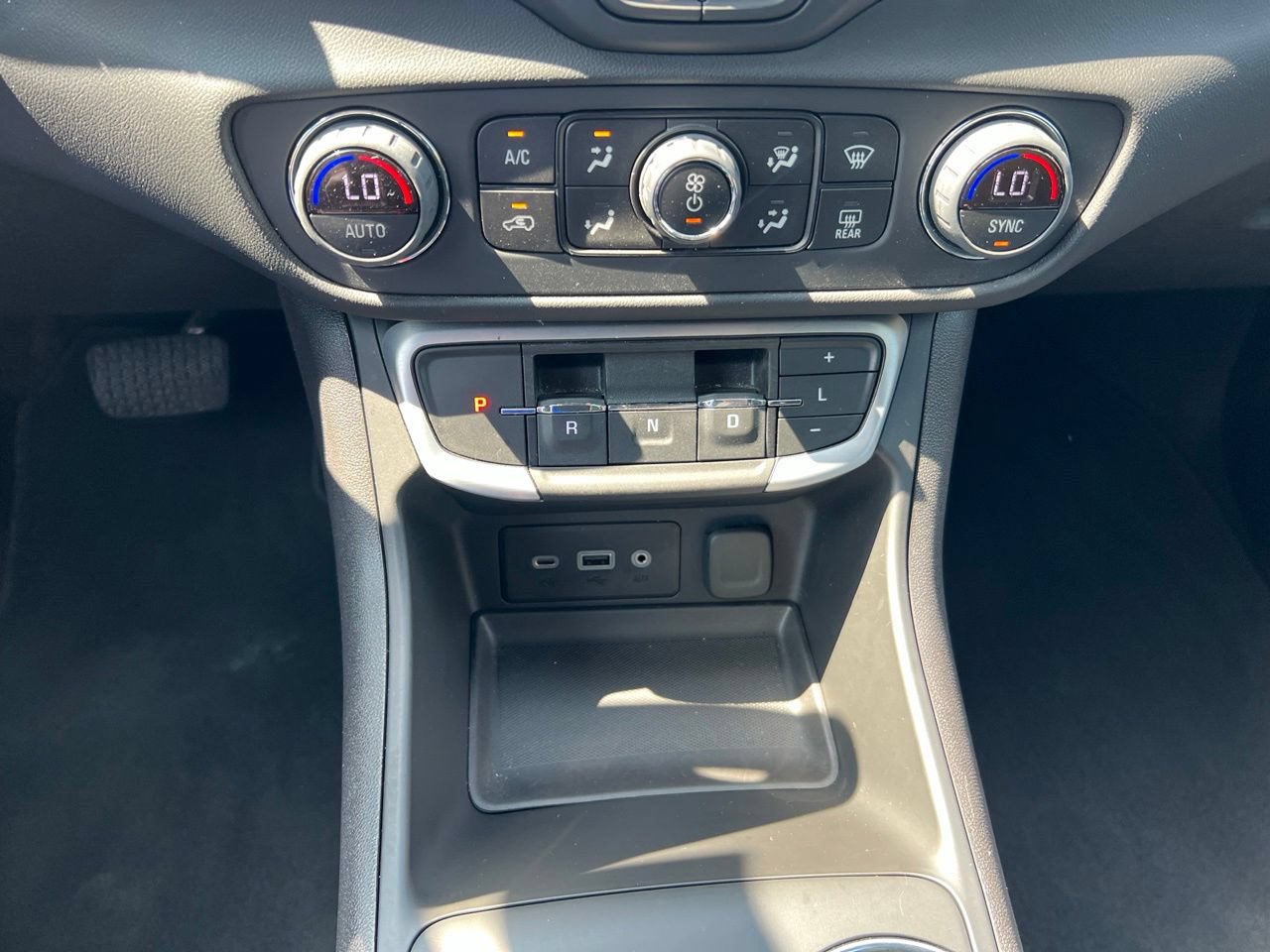 Used 2024 GMC Terrain SLE w/ Driver Convenience Package FWD image 28