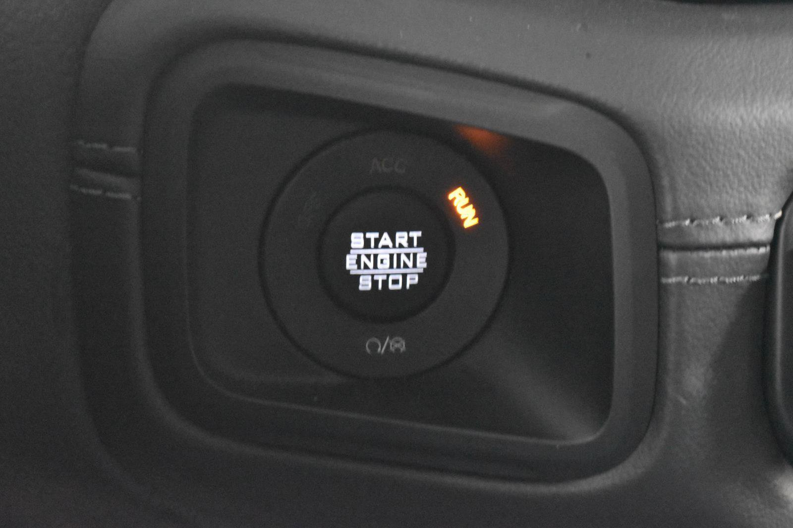 Used 2025 Jeep Wrangler Sahara image 13