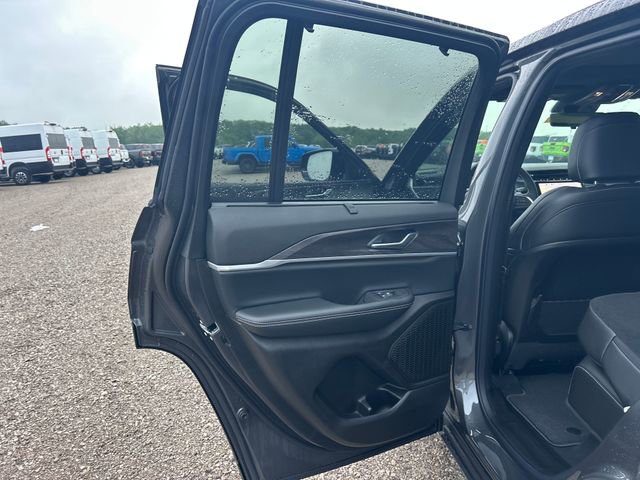 New 2025 Jeep Grand Cherokee Limited w/ Luxury Tech Group II image 37