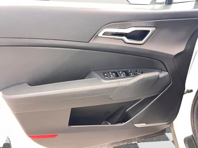 Used 2025 Kia Sportage LX image 12