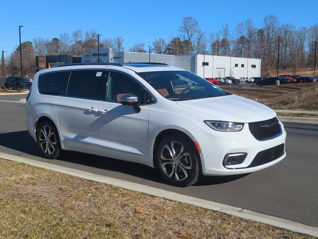 New 2026 Chrysler Pacifica Pinnacle w/ Trailer Tow Group FWD image 15