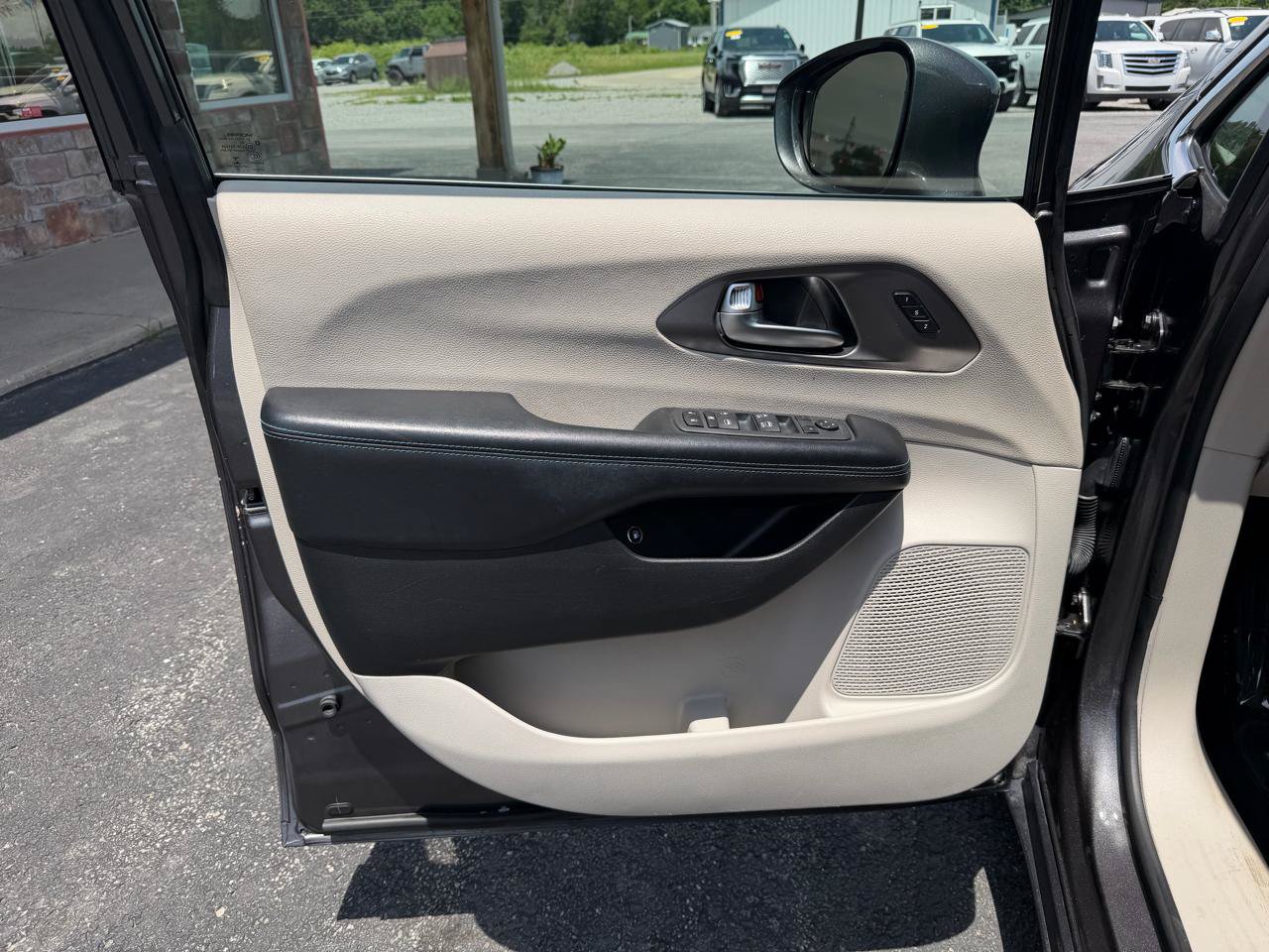 Used 2021 Chrysler Pacifica Touring-L FWD image 12