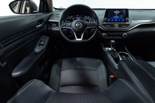 Used 2024 Nissan Altima 2.5 SV image 3