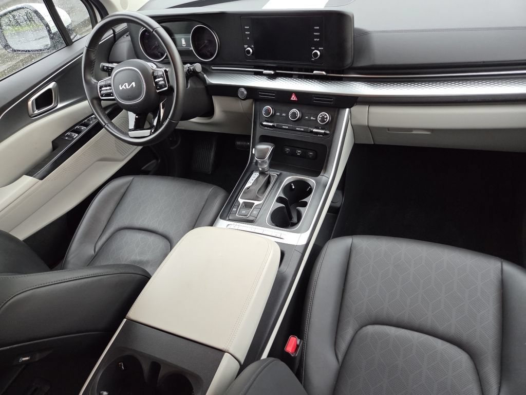 Used 2024 Kia Carnival LX FWD image 26