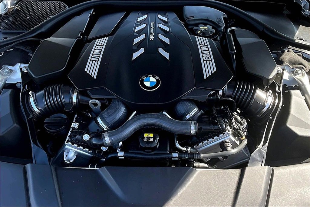 Used 2022 BMW 750i xDrive w/ Luxury Rear Seating Package image 26