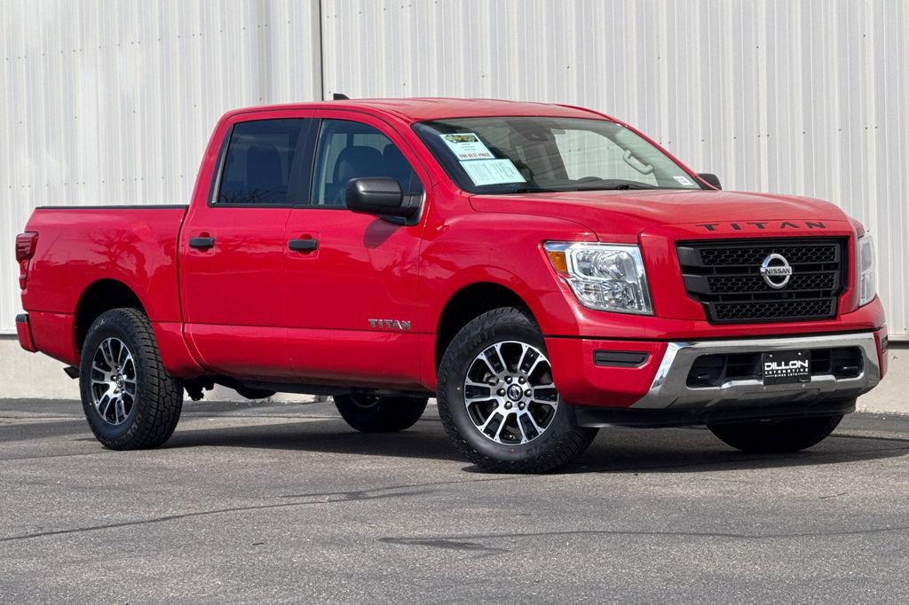 Used 2022 Nissan Titan SV AWD/4WD image 2
