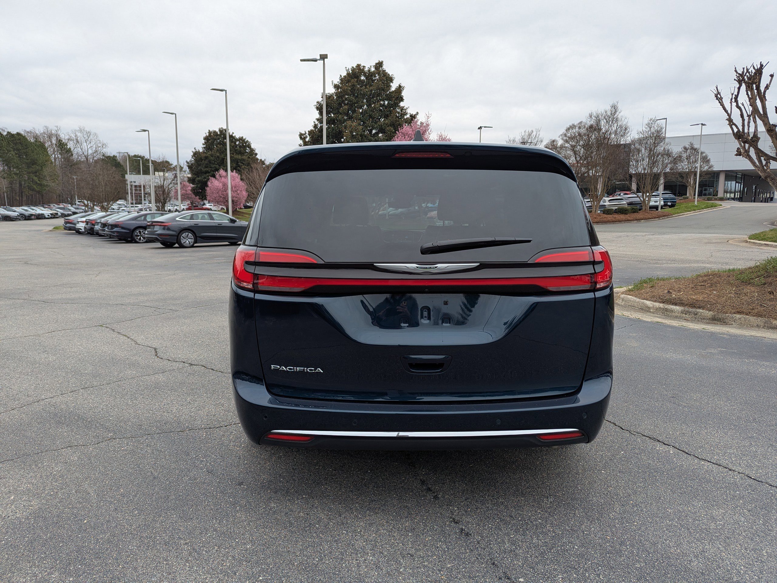 Used 2025 Chrysler Pacifica Select image 6