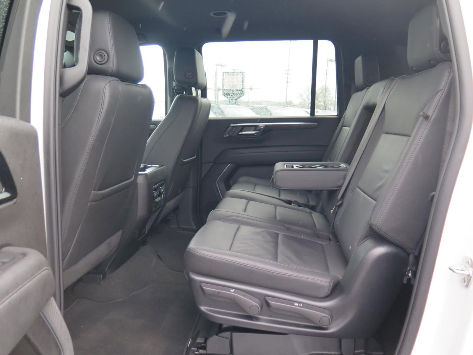 Used 2025 Chevrolet Suburban Z71 image 24