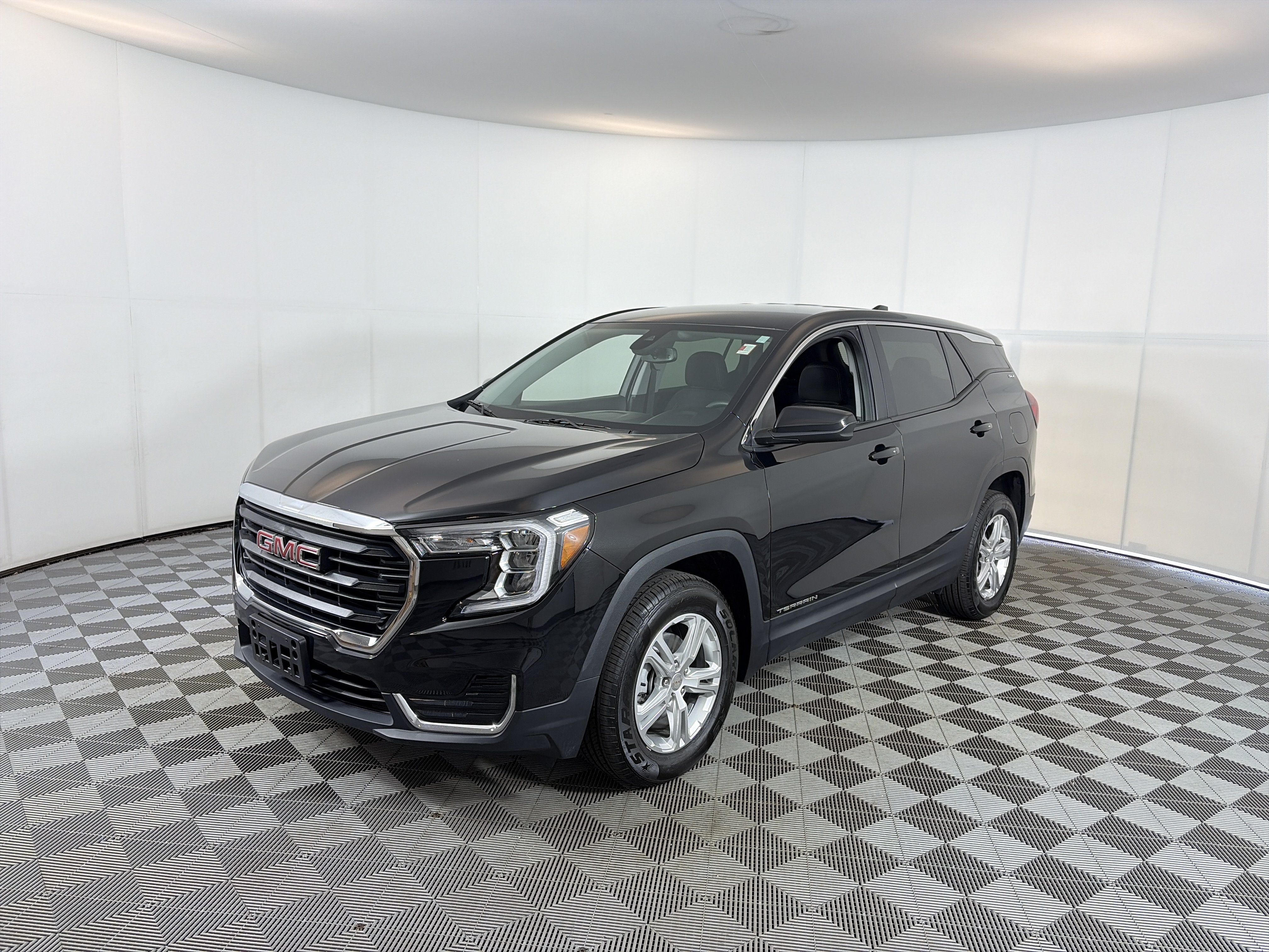 Certified 2024 GMC Terrain SLE AWD/4WD image 2