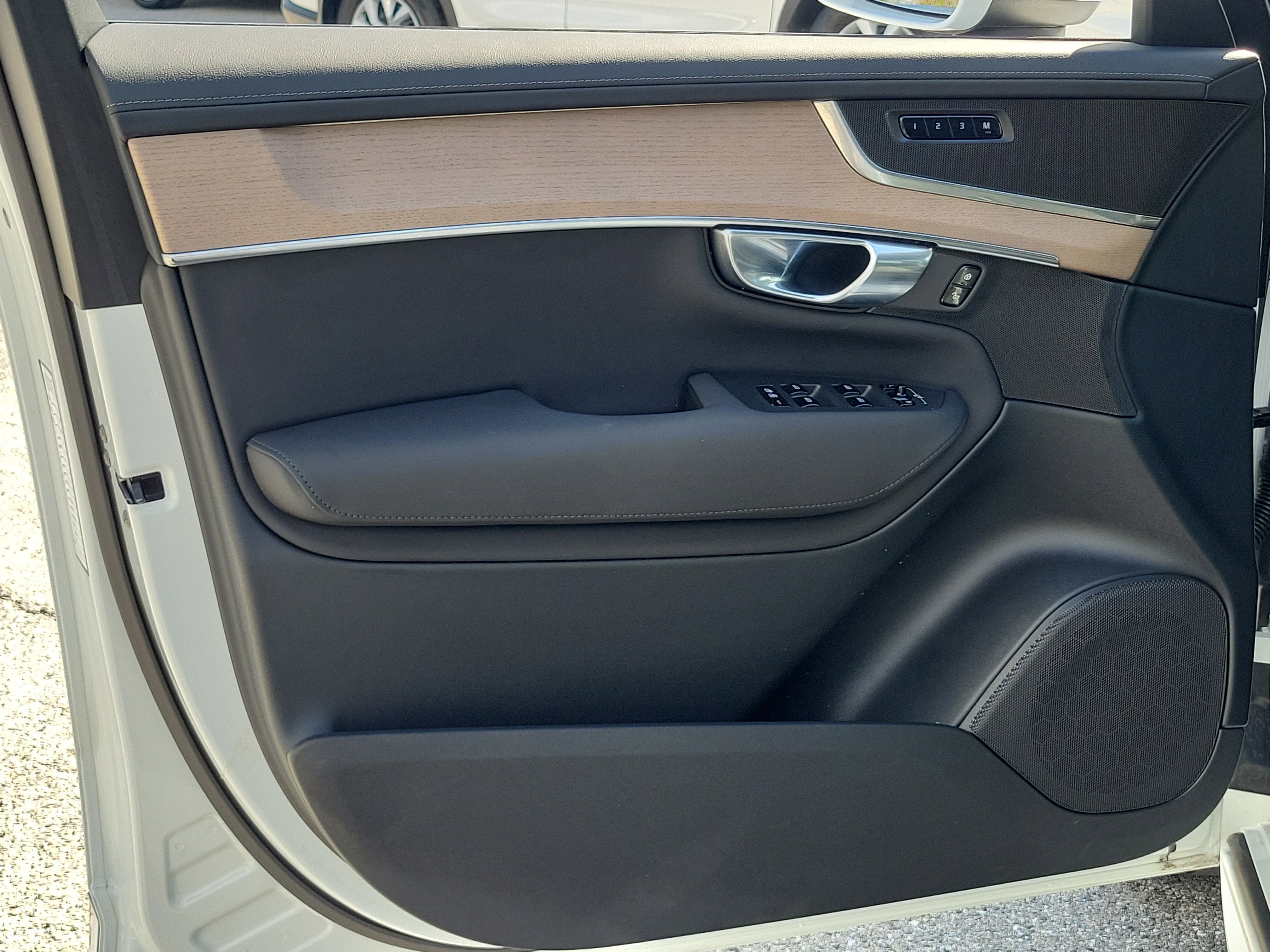 Used 2025 Volvo XC90 B6 Plus image 14