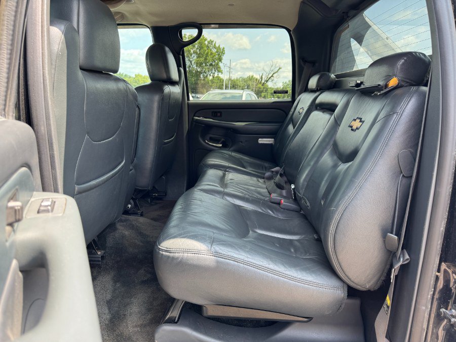 Used 2002 Chevrolet Avalanche 2500 w/ Convenience Pkg AWD/4WD image 16