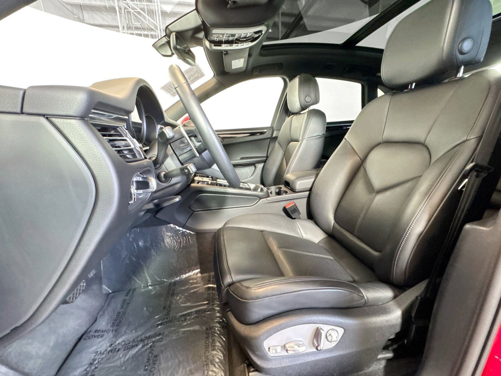 Used 2025 Porsche Macan w/ Premium Package Plus image 5